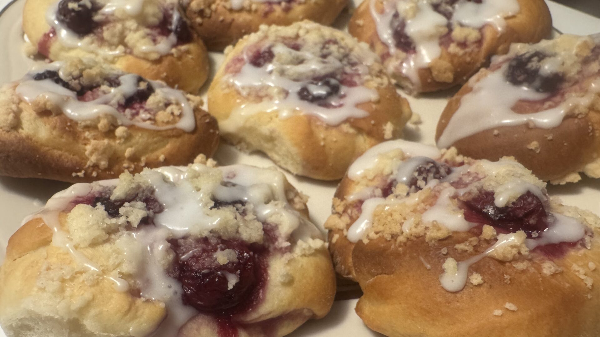 Bułeczki drożdżowe z wiśniami