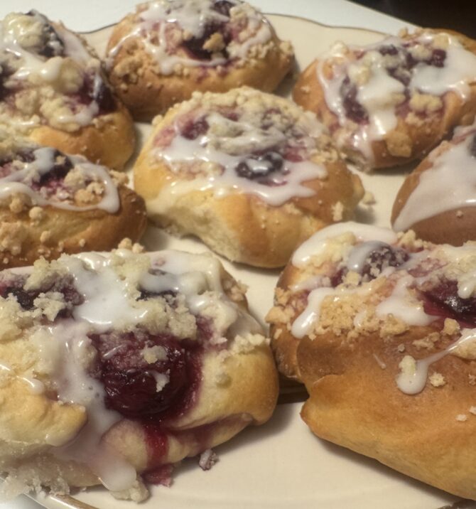 Bułeczki drożdżowe z wiśniami